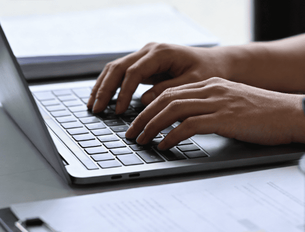 Usando una computadora portátil para trabajar